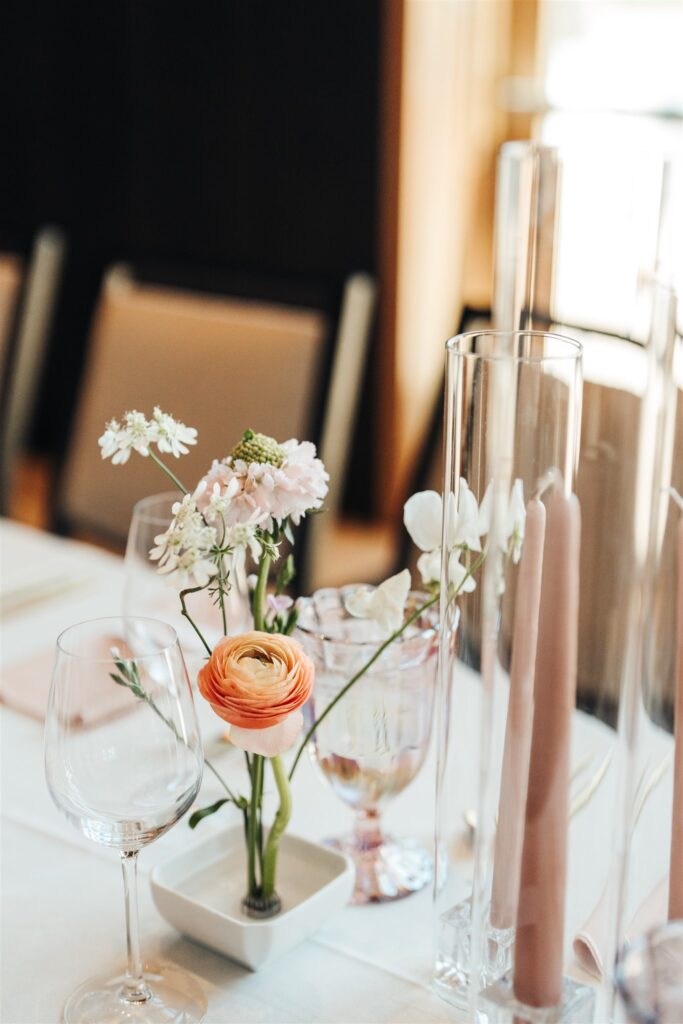 2024 wedding flower trend minimalist pin frog vase